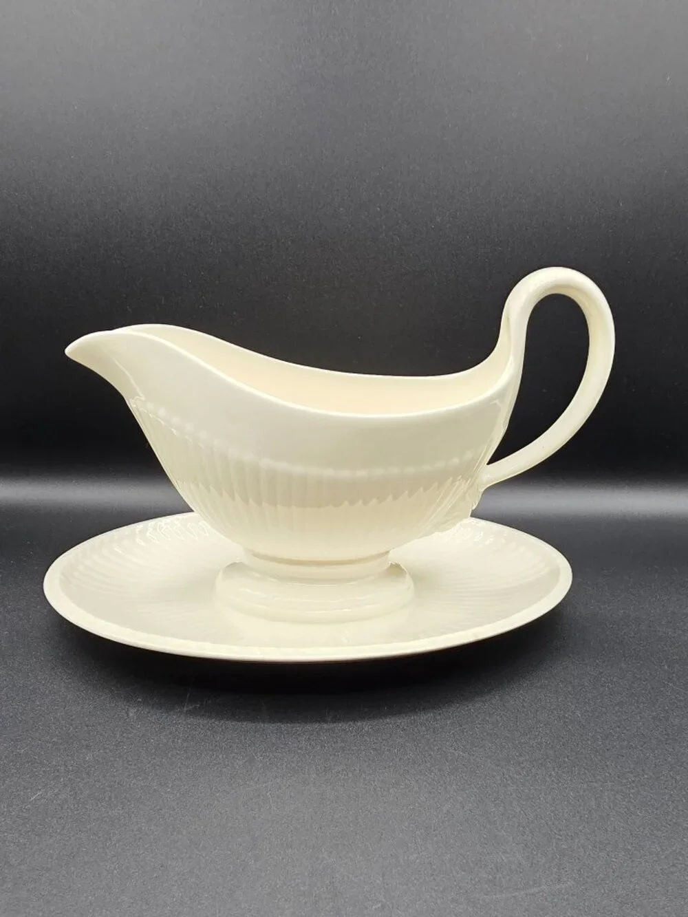 VYG Wedgwood Edme Etruria & Barlaston Gravy Boat Sauce Bowl Attached Underplate